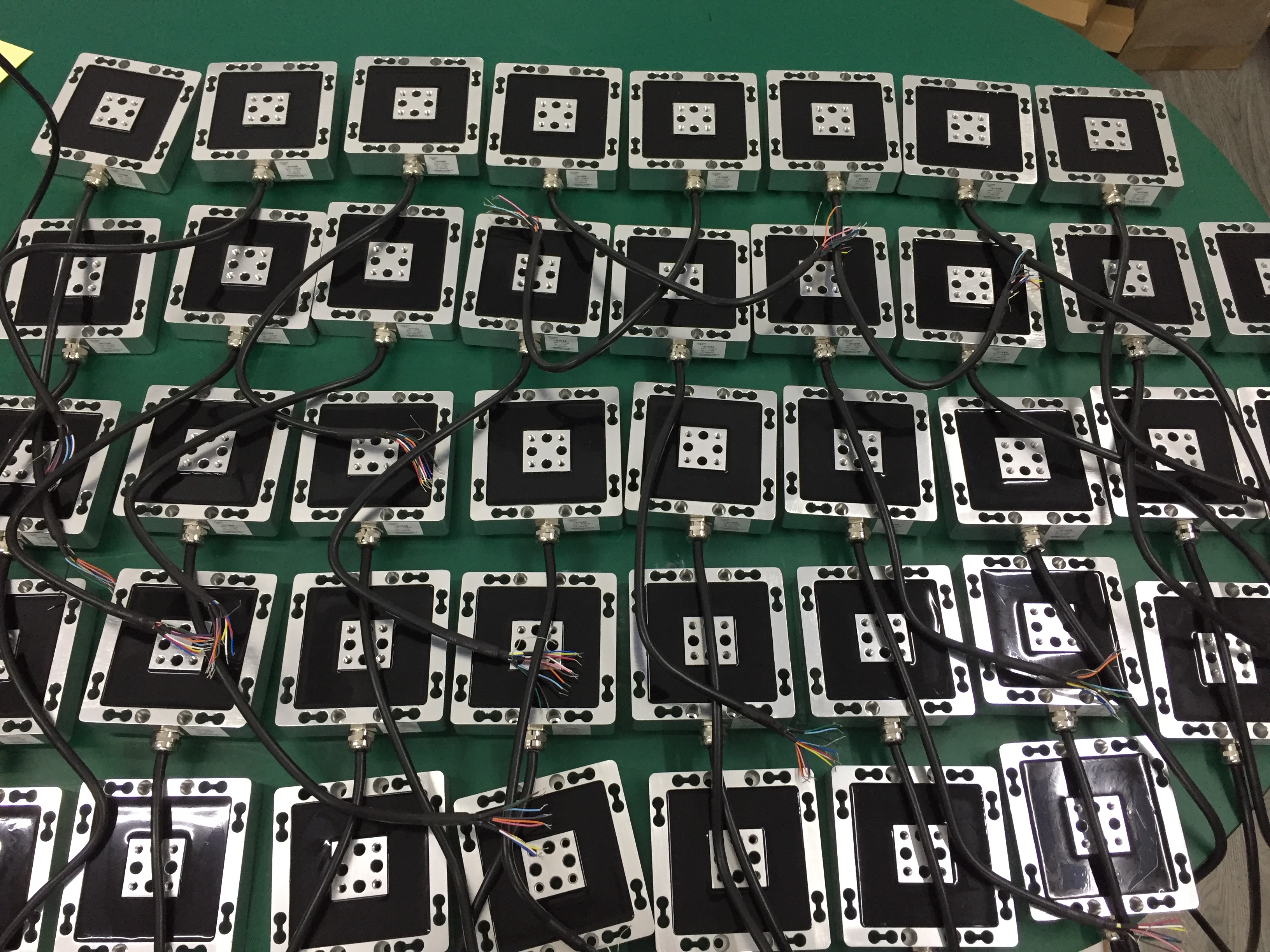 三軸力傳感器應用于發(fā)動機懸置震動測試